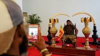 Lihat Lagi Momen Santuy Demonstran di Istana Kepresidenan Sri Lanka
