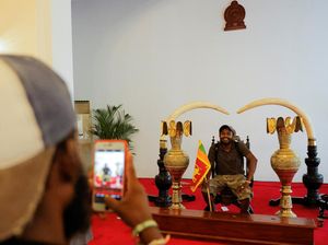 Lihat Lagi Momen Santuy Demonstran di Istana Kepresidenan Sri Lanka Lihat Lagi Momen Santuy Demonstran di Istana Kepresidenan Sri Lanka
