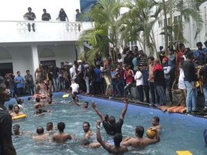 Kelakuan Demonstran Selama Menduduki Istana Presiden Sri Lanka Kelakuan Demonstran Selama Menduduki Istana Presiden Sri Lanka