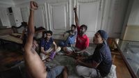 Tengok Lagi Euforia Demonstran Saat Kuasai Rumah Presiden Sri Lanka
