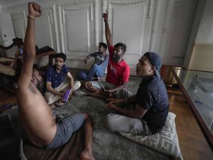 Tengok Lagi Euforia Demonstran Saat Kuasai Rumah Presiden Sri Lanka Tengok Lagi Euforia Demonstran Saat Kuasai Rumah Presiden Sri Lanka