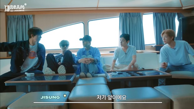 NCT Dream mengunjungi Ancol dan menikmati suasana laut dari atas kapal.