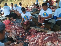 Panitia Kurban di Riau Ramai-ramai Pakai Kaus Gambar Anies Baswedan
