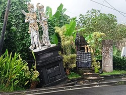 Patung Nakula-Sahadewa di Abiansemal Nyaris Ambruk Tergerus Arus