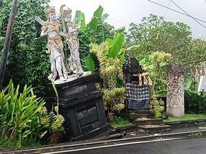Patung Nakula-Sahadewa di Abiansemal Nyaris Ambruk Tergerus Arus Patung Nakula-Sahadewa di Abiansemal Nyaris Ambruk Tergerus Arus