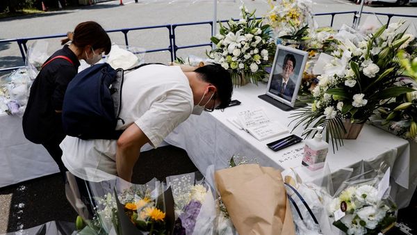 Pelayat Terus Berdatangan Beri Penghormatan Terakhir untuk Shinzo Abe