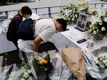 Pelayat Terus Berdatangan Beri Penghormatan Terakhir untuk Shinzo Abe