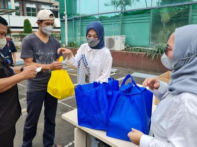 Sebar Daging Kurban untuk Warga Sekitar