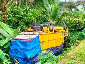 Sopir Kaget Saat Disalip, Truk Bermuatan Lemari Terguling di Selemadeg