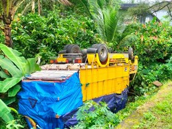 Sopir Kaget Saat Disalip, Truk Bermuatan Lemari Terguling di Selemadeg