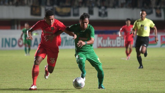 Pesepakbola PSS Sleman Komar (kanan) berebut bola dengan pesepak bola Borneo FC M. Fajar (kiri) saat Laga Semi Final Leg Pertama Piala Presiden 2022 di Stadion Maguwoharjo, Depok, Sleman, DI Yogyakarta, Kamis (7/7/2022). ANTARA FOTO/Andreas Fitri Atmoko/hp.