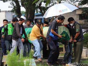 Pemakaman Jenazah Rini S Bon Bon Diiringi Tangisan Keluarga dan Kerabat Pemakaman Jenazah Rini S Bon Bon Diiringi Tangisan Keluarga dan Kerabat