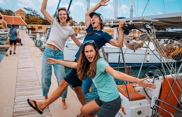 Ryan Ellison dan Sophie Darsy, pasangan yang hidup di kapal layar/Foto: instagram.com/ryan_and_sophie_sailing Ryan Ellison dan Sophie Darsy, pasangan yang hidup di kapal layar/Foto: instagram.com/ryan_and_sophie_sailing
