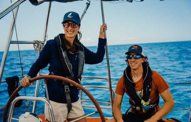 Ryan Ellison dan Sophie Darsy, pasangan yang hidup di kapal layar/Foto: instagram.com/ryan_and_sophie_sailing Ryan Ellison dan Sophie Darsy, pasangan yang hidup di kapal layar/Foto: instagram.com/ryan_and_sophie_sailing