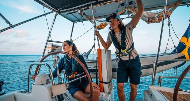 Ryan Ellison dan Sophie Darsy, pasangan yang hidup di kapal layar/Foto: instagram.com/ryan_and_sophie_sailing Ryan Ellison dan Sophie Darsy, pasangan yang hidup di kapal layar/Foto: instagram.com/ryan_and_sophie_sailing