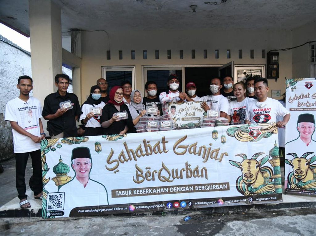 Relawan Ganjar Bagikan Daging Kurban di Jakarta, Depok, dan Bekasi