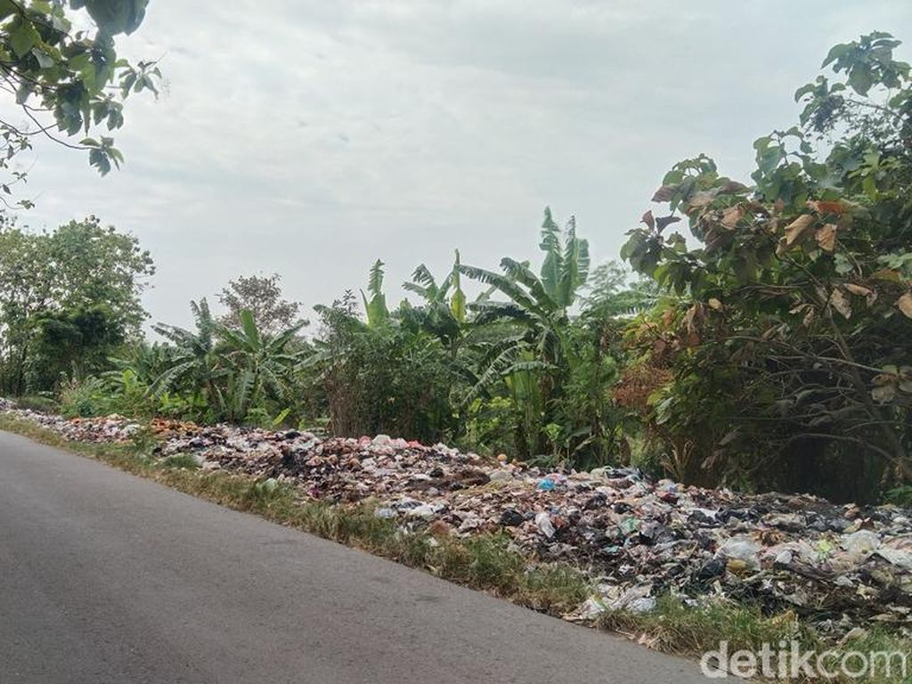 Jorok! Sampah Berserakan di Tepi Jalan Balida-Gandu Majalengka