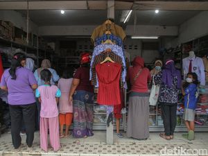 Tahun Ajaran Baru, Orang Tua di Jogja Berburu Seragam Sekolah Anak