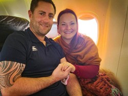 Romantis! Pria Ini Lamar Kekasih di Atas Pesawat, Penonton Bersorak