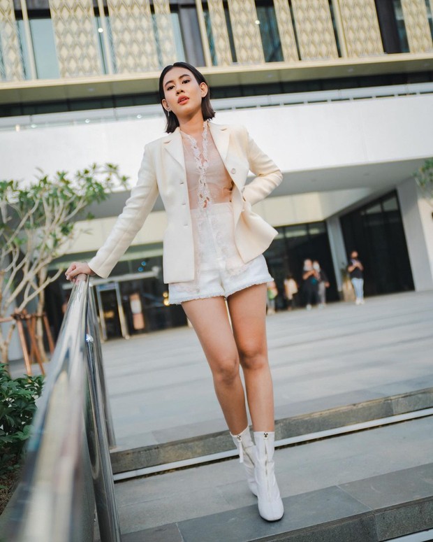 Shenina Cinnamon https://www.instagram.com/shenacinnamon/