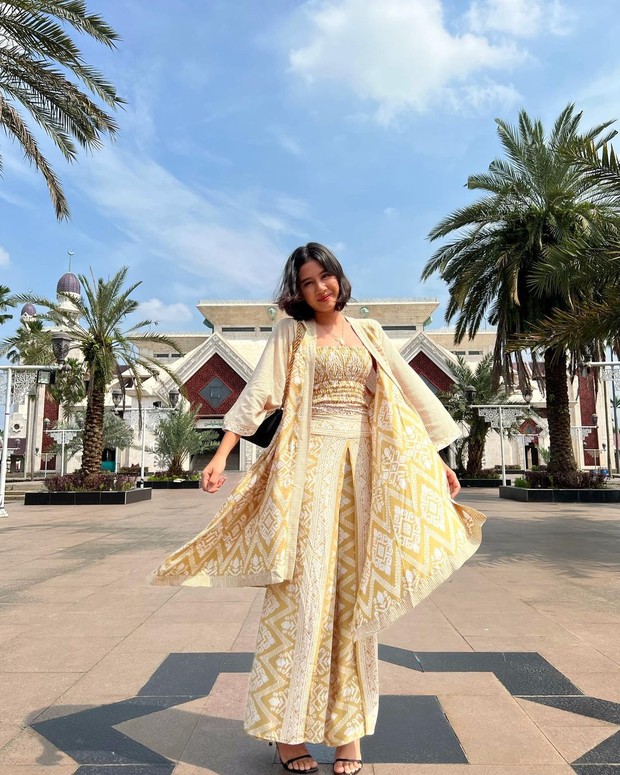 Shenina Cinnamon https://www.instagram.com/shenacinnamon/