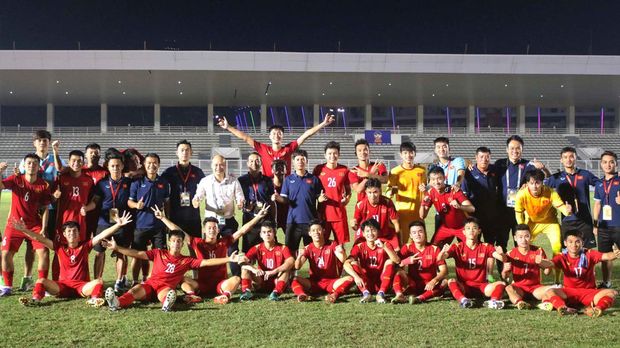 Vietnam keluar sebagai juara Grup A Piala AFF U-19 2022. Kepastian itu menyusul hasil imbang kontra Thailand U-19 di Stadion Madya, Minggu (10/7/2022) malam WIB.