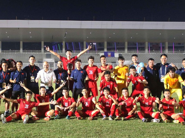 Vietnam keluar sebagai juara Grup A Piala AFF U-19 2022. Kepastian itu menyusul hasil imbang kontra Thailand U-19 di Stadion Madya, Minggu (10/7/2022) malam WIB.