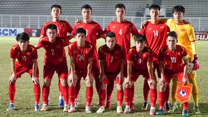 Vietnam keluar sebagai juara Grup A Piala AFF U-19 2022. Kepastian itu menyusul hasil imbang kontra Thailand U-19 di Stadion Madya, Minggu (10/7/2022) malam WIB.