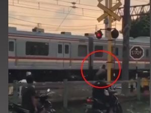 Viral Pria Timpuk Kaca KRL, Ternyata Alami Gangguan Jiwa