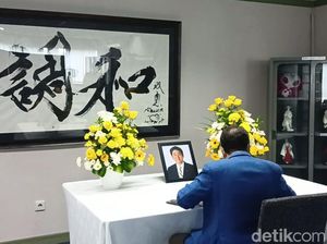 Shinzo Abe Tewas Ditembak, Warga Medan Sampaikan Duka Cita di Konjen Jepang Shinzo Abe Tewas Ditembak, Warga Medan Sampaikan Duka Cita di Konjen Jepang