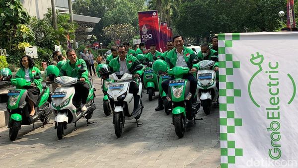 Gaya Menteri Jokowi Jajal Kendaraan Listrik