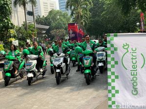 Gaya Menteri Jokowi Jajal Kendaraan Listrik