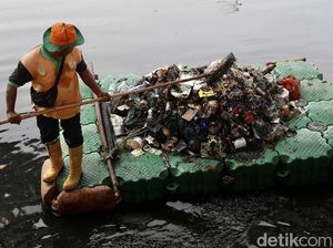 Petugas Bersihkan Kali Ancol dari Sampah Plastik