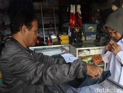 Cerita Full Senyum Penjual Seragam Sekolah di Bandung