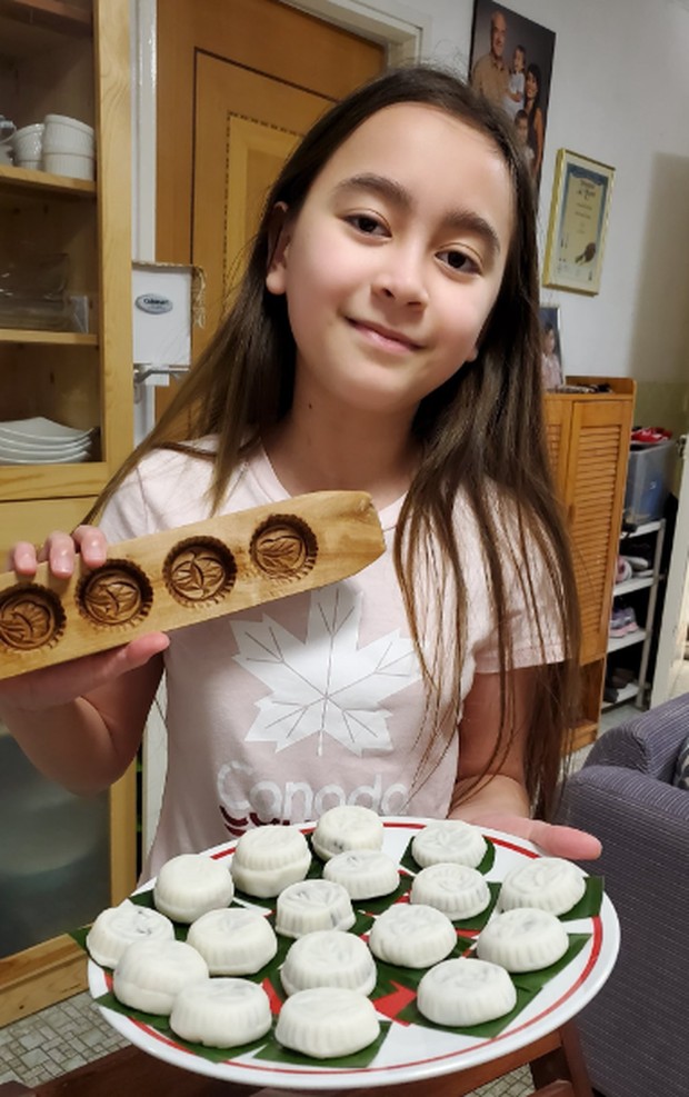 Anak ketiganya, Carissa yang ikut membantu memasak/ Foto: facebook.com/@nikmatulr