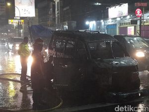 Angkot Bogor Terbakar di Tengah Jalan, Diduga Korsleting Listrik