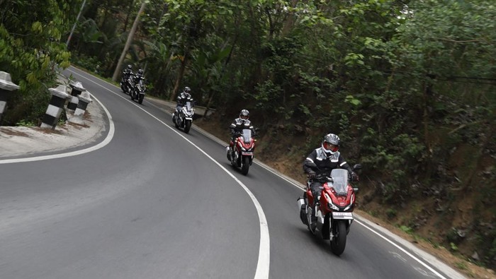 Begini cara berkendara motor matic di tanjakan dan turunan Begini cara berkendara motor matic di tanjakan dan turunan