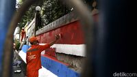Begini Lho... Aksi Petugas PPSU Warnai Tembok di Mangga Besar