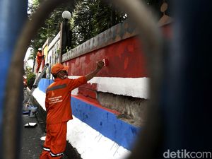 Begini Lho... Aksi Petugas PPSU Warnai Tembok di Mangga Besar Begini Lho... Aksi Petugas PPSU Warnai Tembok di Mangga Besar