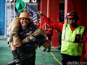 Begini Ekspresi Pasukan Damkar Jakarta Saat Adu Ketangkasan