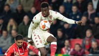 Terakhir yaitu Benoit Badiashile (AS Monaco). Kalah tenar jika dibandingkan kandidat lain, tetapi sudah tampil 95 kali di Liga Prancis, padahal baru 21 tahun. Memiliki valuasi 30 juta Euro. Foto: DeFodi Images via Getty Images/DeFodi Images