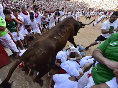Detik-detik Banteng Lompati Kerumunan Peserta Festival San Fermin
