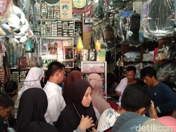 Mengintip Sibuknya Emak-emak Majalengka Belanja Baju Sekolah