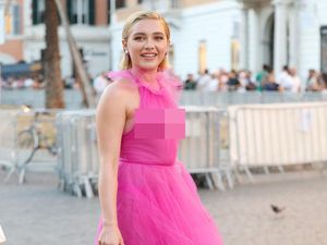 7 Gaya Nyentrik Florence Pugh, Aktris Jadi Kontroversi karena Gaun Transparan