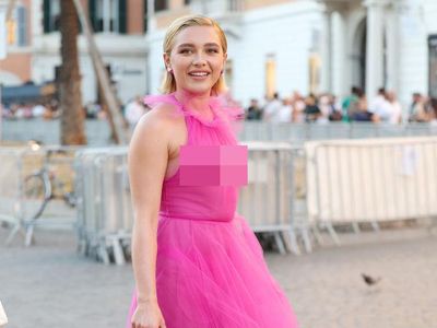 7 Gaya Nyentrik Florence Pugh, Aktris Jadi Kontroversi karena Gaun Transparan