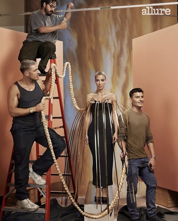 Kim Kardashian dalam gaun Schiaparelli Haute Couture/