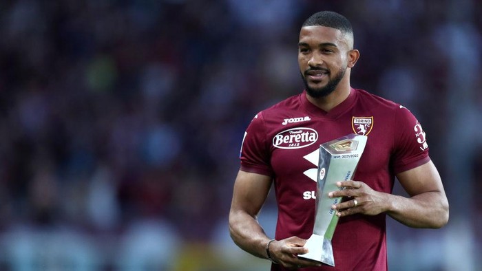 STADIO OLIMPICO, TORINO, ITALY - 2022/05/20: Gleison Bremer of Torino Fc  shows the Serie A MVP award as best defender before the Serie A match between Torino Fc and As Roma. As Roma wins 3-0 over Torino Fc. (Photo by Marco Canoniero/LightRocket via Getty Images)