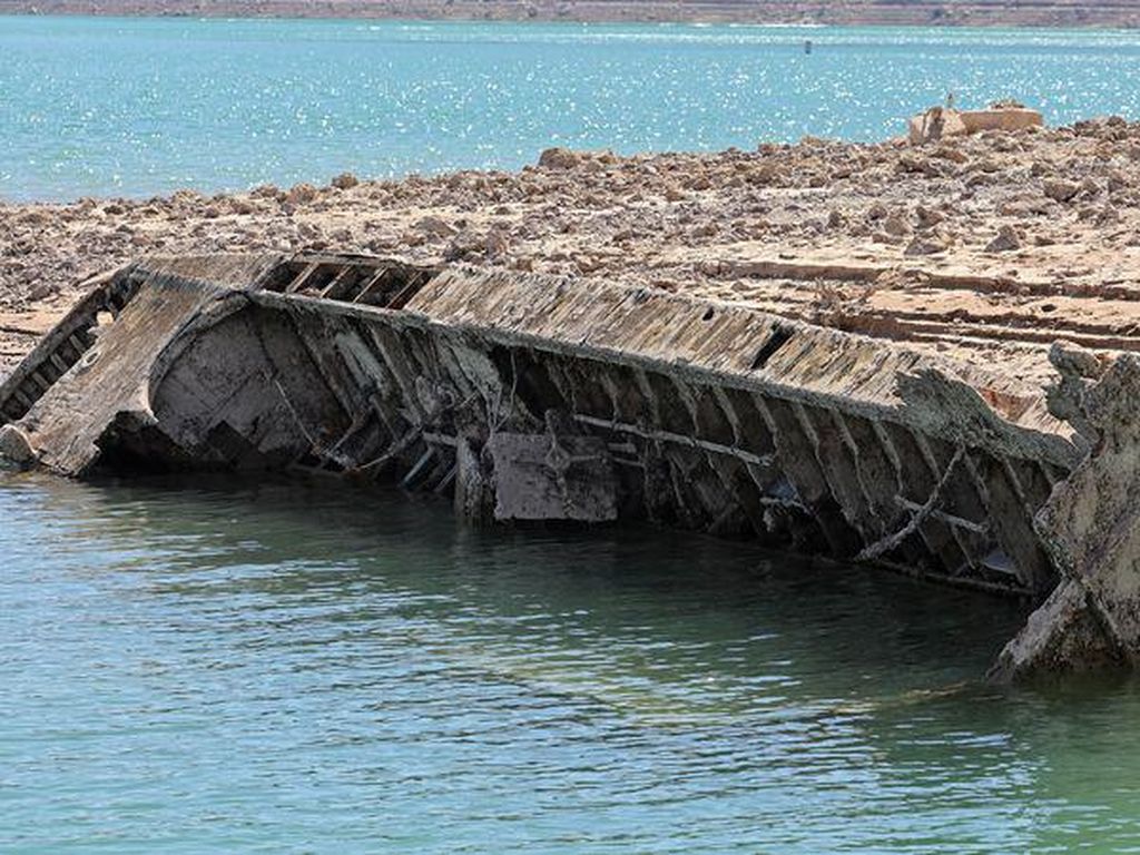 Danau di Amerika Kekeringan, Kapal Perang Dunia II Muncul ke Permukaan Danau di Amerika Kekeringan, Kapal Perang Dunia II Muncul ke Permukaan