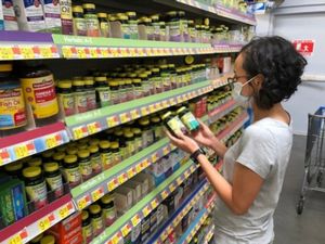 Apotek di Bandung Sudah Mulai Taati Imbauan soal Obat Sirop Apotek di Bandung Sudah Mulai Taati Imbauan soal Obat Sirop
