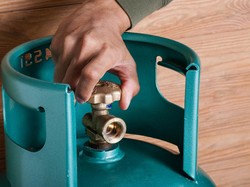 Polisi Temukan Alat Suntik Gas di Gudang Elpiji Bogor yang Terbakar